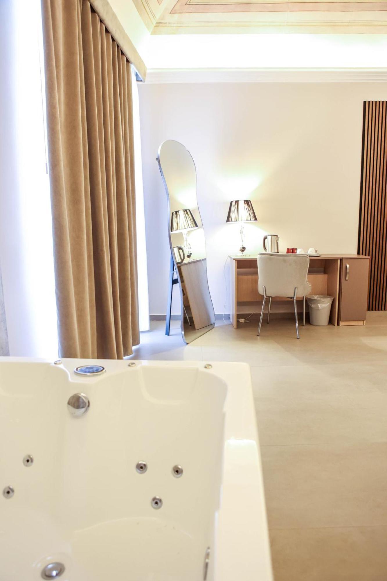 B&B Suites&Rooms Piazza Dei Martiri Catania Bagian luar foto