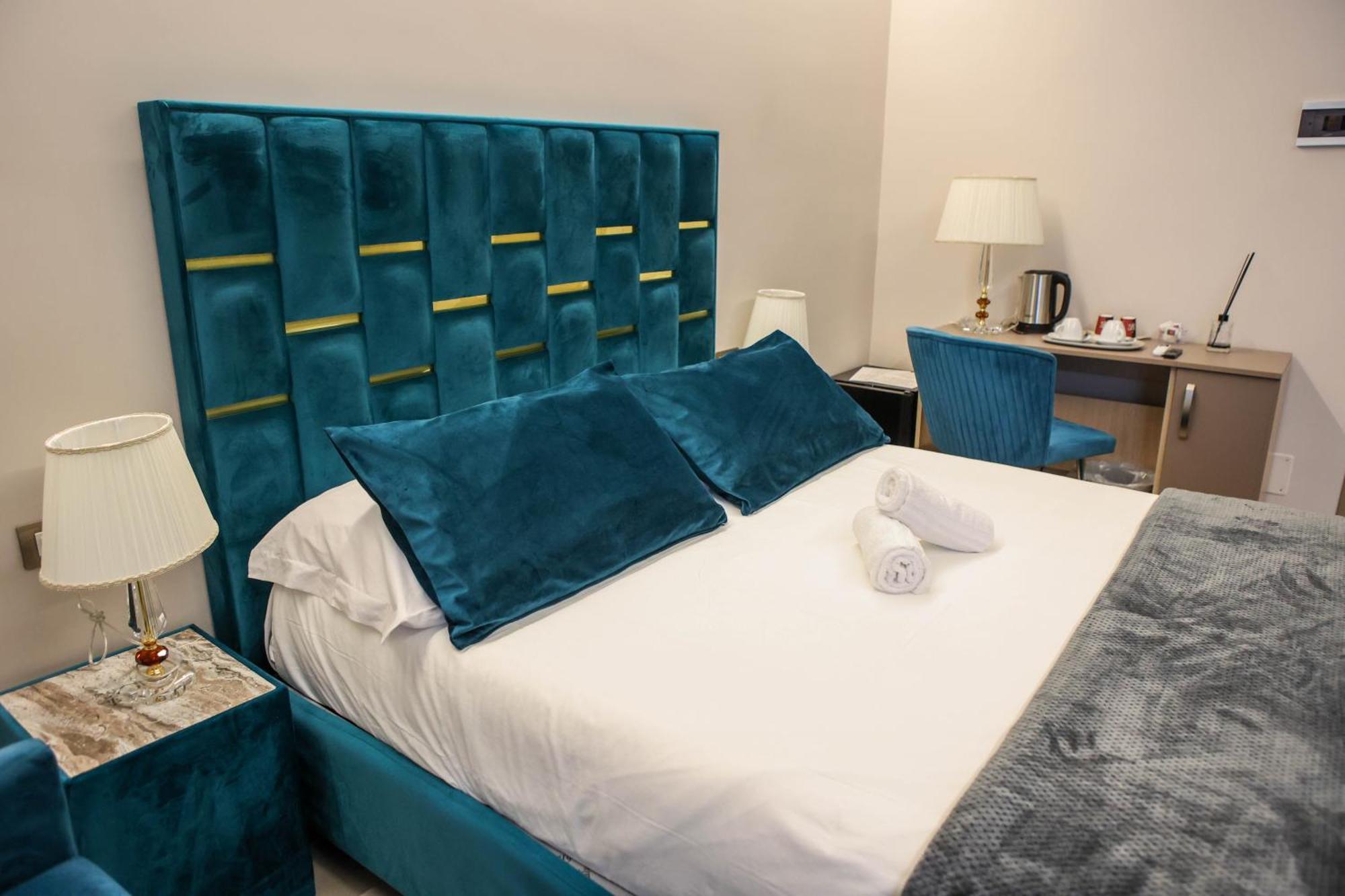 B&B Suites&Rooms Piazza Dei Martiri Catania Bagian luar foto