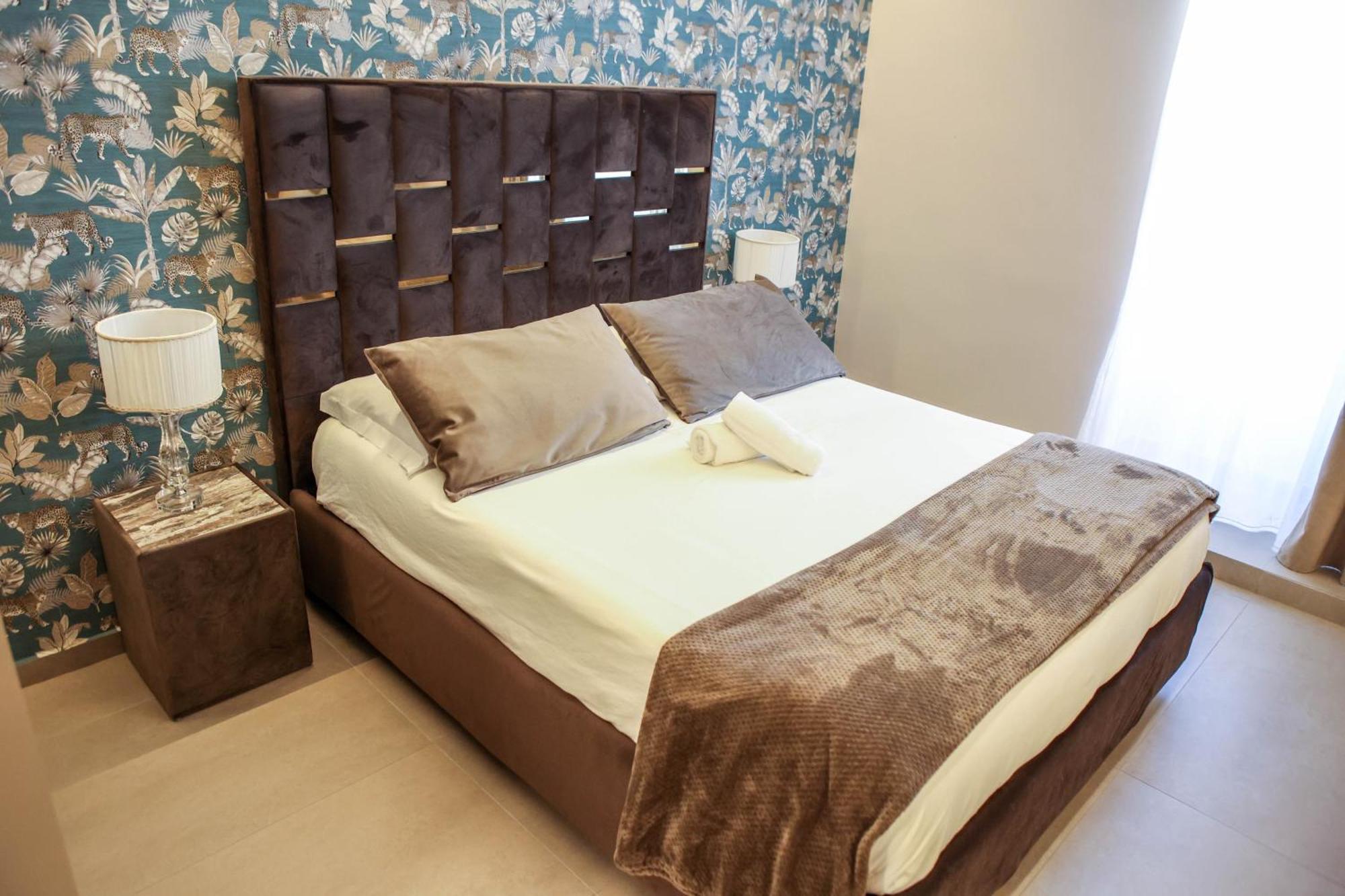 B&B Suites&Rooms Piazza Dei Martiri Catania Bagian luar foto